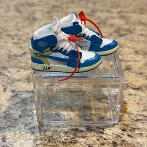 🏀MINI Collectible PVC Sneakers🏀

Comes with acrylic display case